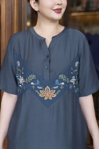 M COLLECTION | Váy Đầm Suông Nữ Trung Niên Tặng Mẹ Lụa Hàn Thêu Hoa Cổ Trụ Cài Nút Có Túi D12909LW01