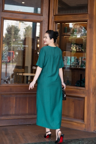 M COLLECTION | Váy Đầm Suông Nữ Trung Niên Tặng Mẹ Lụa Hàn Thêu Hoa Cổ Trụ Cài Nút Có Túi D12909LW01