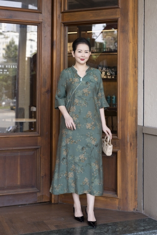 M COLLECTION | Váy Đầm Suông Nữ Trung Niên Tặng Mẹ, Bà Vải Lụa Bông Cao Cấp Cổ Trụ Tay Lỡ D13271LW01