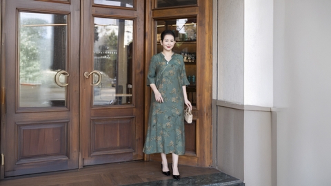 M COLLECTION | Váy Đầm Suông Nữ Trung Niên Tặng Mẹ, Bà Vải Lụa Bông Cao Cấp Cổ Trụ Tay Lỡ D13271LW01