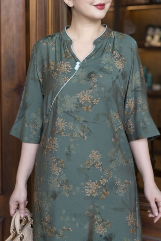 M COLLECTION | Váy Đầm Suông Nữ Trung Niên Tặng Mẹ, Bà Vải Lụa Bông Cao Cấp Cổ Trụ Tay Lỡ D13271LW01