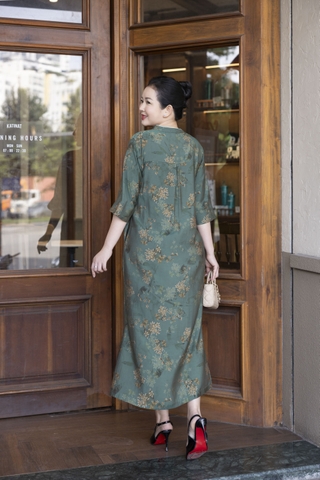 M COLLECTION | Váy Đầm Suông Nữ Trung Niên Tặng Mẹ, Bà Vải Lụa Bông Cao Cấp Cổ Trụ Tay Lỡ D13271LW01