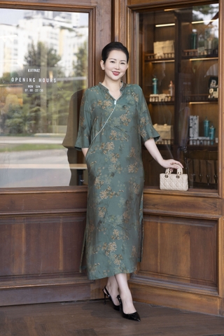 M COLLECTION | Váy Đầm Suông Nữ Trung Niên Tặng Mẹ, Bà Vải Lụa Bông Cao Cấp Cổ Trụ Tay Lỡ D13271LW01