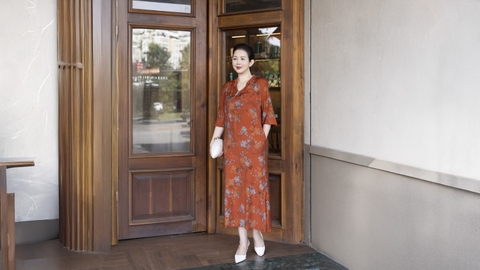 M COLLECTION | Váy Đầm Suông Nữ Trung Niên Tặng Mẹ, Bà Vải Lụa Bông Cao Cấp Cổ Trụ Tay Lỡ D13271LW01