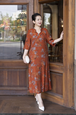 M COLLECTION | Váy Đầm Suông Nữ Trung Niên Tặng Mẹ, Bà Vải Lụa Bông Cao Cấp Cổ Trụ Tay Lỡ D13271LW01