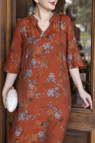 M COLLECTION | Váy Đầm Suông Nữ Trung Niên Tặng Mẹ, Bà Vải Lụa Bông Cao Cấp Cổ Trụ Tay Lỡ D13271LW01