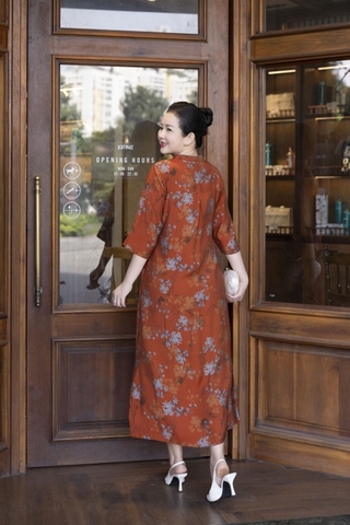 M COLLECTION | Váy Đầm Suông Nữ Trung Niên Tặng Mẹ, Bà Vải Lụa Bông Cao Cấp Cổ Trụ Tay Lỡ D13271LW01