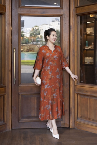 M COLLECTION | Váy Đầm Suông Nữ Trung Niên Tặng Mẹ, Bà Vải Lụa Bông Cao Cấp Cổ Trụ Tay Lỡ D13271LW01