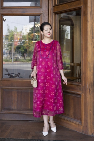 M COLLECTION | Váy Đầm Suông Nữ Trung Niên Tặng Mẹ Vải Tơ Bông Lót Tay Lỡ Cổ Tròn Đính Nút D13257LW01