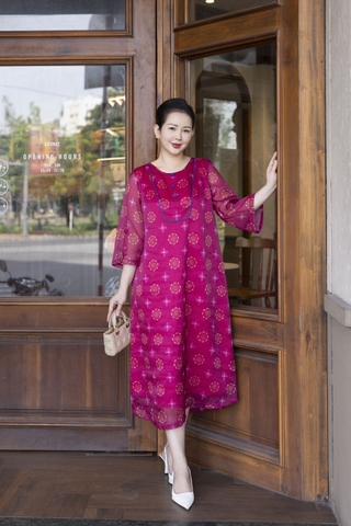 M COLLECTION | Váy Đầm Suông Nữ Trung Niên Tặng Mẹ Vải Tơ Bông Lót Tay Lỡ Cổ Tròn Đính Nút D13257LW01