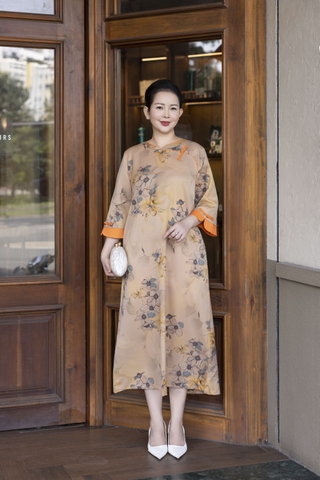 M COLLECTION | Váy Đầm Suông Nữ Trung Niên Tặng Mẹ, Bà Vải Lụa Hai Da Thêu Hoa Tay Lỡ D13203LW01