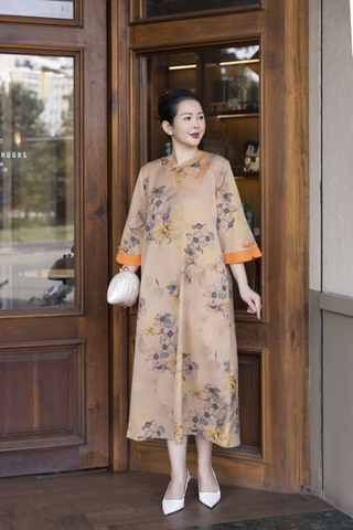 M COLLECTION | Váy Đầm Suông Nữ Trung Niên Tặng Mẹ, Bà Vải Lụa Hai Da Thêu Hoa Tay Lỡ D13203LW01