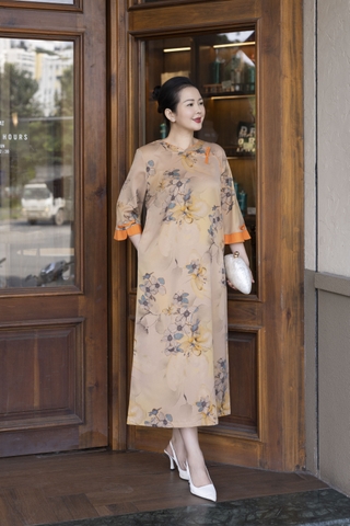 M COLLECTION | Váy Đầm Suông Nữ Trung Niên Tặng Mẹ, Bà Vải Lụa Hai Da Thêu Hoa Tay Lỡ D13203LW01