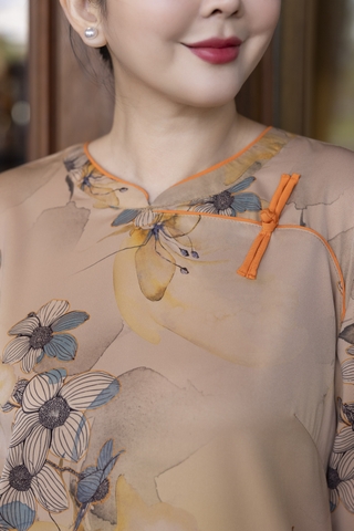 M COLLECTION | Váy Đầm Suông Nữ Trung Niên Tặng Mẹ, Bà Vải Lụa Hai Da Thêu Hoa Tay Lỡ D13203LW01