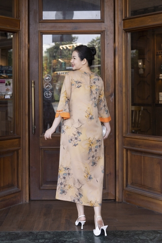 M COLLECTION | Váy Đầm Suông Nữ Trung Niên Tặng Mẹ, Bà Vải Lụa Hai Da Thêu Hoa Tay Lỡ D13203LW01