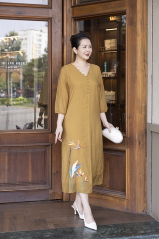 M COLLECTION | Váy Đầm Suông Nữ Trung Niên Tặng Mẹ, Bà Vải Đũi Hàn Thêu Hoa Hai Lớp Đính Nút D13276LW01