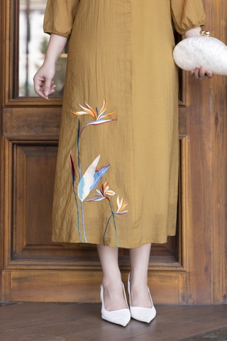 M COLLECTION | Váy Đầm Suông Nữ Trung Niên Tặng Mẹ, Bà Vải Đũi Hàn Thêu Hoa Hai Lớp Đính Nút D13276LW01