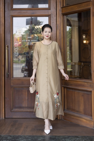 M COLLECTION | Váy Đầm Suông Nữ Trung Niên Tặng Mẹ Vải Tơ Thêu Hoa Tay Lỡ Cổ Tròn Cài Nút D13188LW01