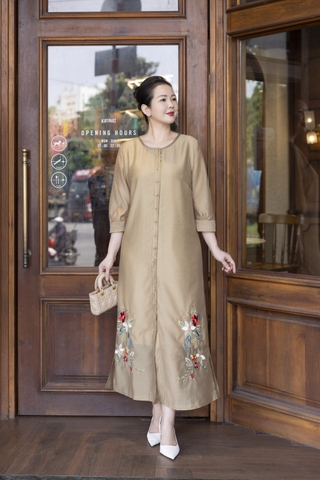 M COLLECTION | Váy Đầm Suông Nữ Trung Niên Tặng Mẹ Vải Tơ Thêu Hoa Tay Lỡ Cổ Tròn Cài Nút D13188LW01