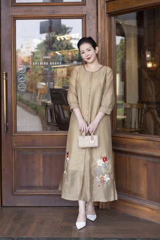 M COLLECTION | Váy Đầm Suông Nữ Trung Niên Tặng Mẹ Vải Tơ Thêu Hoa Tay Lỡ Cổ Tròn Cài Nút D13188LW01