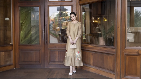 M COLLECTION | Váy Đầm Suông Nữ Trung Niên Tặng Mẹ Vải Tơ Thêu Hoa Tay Lỡ Cổ Tròn Cài Nút D13188LW01