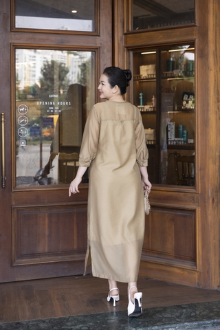 M COLLECTION | Váy Đầm Suông Nữ Trung Niên Tặng Mẹ Vải Tơ Thêu Hoa Tay Lỡ Cổ Tròn Cài Nút D13188LW01