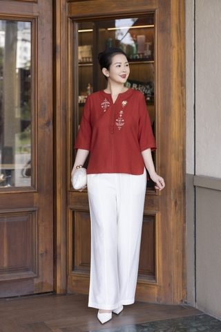 M COLLECTION | Áo Kiểu Nữ Trung Niên Tặng Mẹ Chất Vải Xô Tăm Thêu Hoa Đính Nút Tay Lỡ A12116LW01