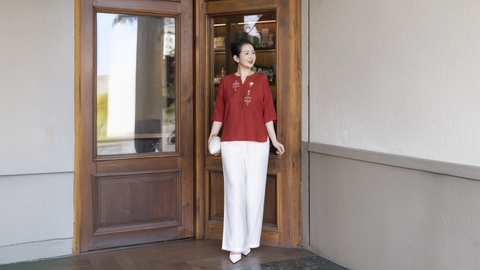 M COLLECTION | Áo Kiểu Nữ Trung Niên Tặng Mẹ Chất Vải Xô Tăm Thêu Hoa Đính Nút Tay Lỡ A12116LW01