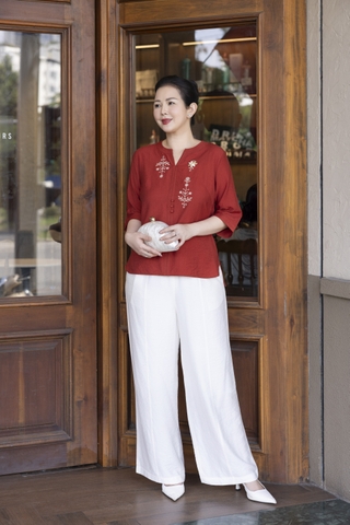 M COLLECTION | Áo Kiểu Nữ Trung Niên Tặng Mẹ Chất Vải Xô Tăm Thêu Hoa Đính Nút Tay Lỡ A12116LW01