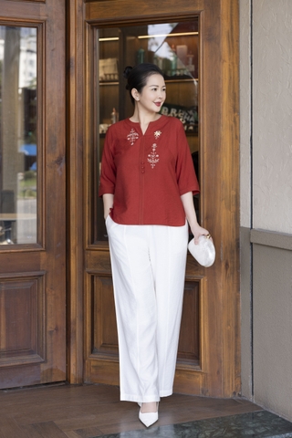 M COLLECTION | Áo Kiểu Nữ Trung Niên Tặng Mẹ Chất Vải Xô Tăm Thêu Hoa Đính Nút Tay Lỡ A12116LW01