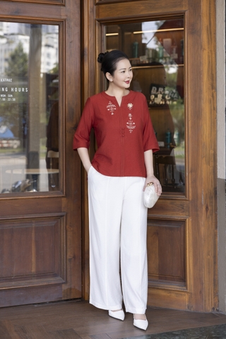 M COLLECTION | Áo Kiểu Nữ Trung Niên Tặng Mẹ Chất Vải Xô Tăm Thêu Hoa Đính Nút Tay Lỡ A12116LW01