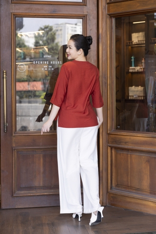 M COLLECTION | Áo Kiểu Nữ Trung Niên Tặng Mẹ Chất Vải Xô Tăm Thêu Hoa Đính Nút Tay Lỡ A12116LW01