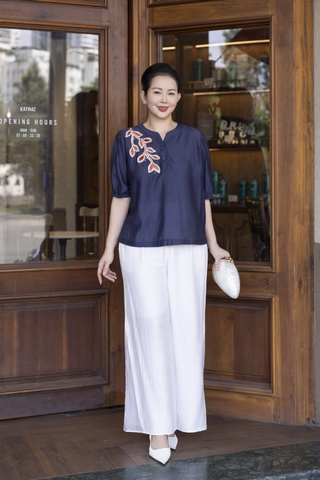 M COLLECTION | Áo Kiểu Nữ Trung Niên Tặng Mẹ, Bà Vải Tơ Cotton Thêu Hoa Tay Bí Lỡ Bo Chun A13212LW01