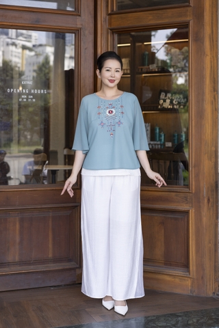 M COLLECTION | Áo Kiểu Nữ Trung Niên Tặng Mẹ Chất Vải Chiffon Thêu Hoa Cổ Tròn Tay Lỡ A13024LW01