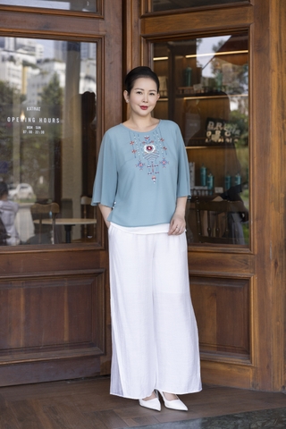 M COLLECTION | Áo Kiểu Nữ Trung Niên Tặng Mẹ Chất Vải Chiffon Thêu Hoa Cổ Tròn Tay Lỡ A13024LW01