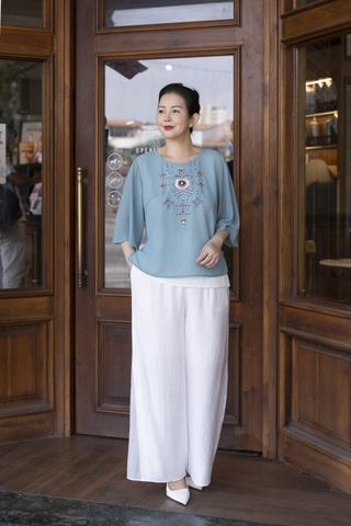 M COLLECTION | Áo Kiểu Nữ Trung Niên Tặng Mẹ Chất Vải Chiffon Thêu Hoa Cổ Tròn Tay Lỡ A13024LW01