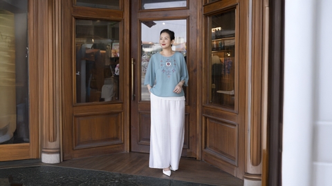 M COLLECTION | Áo Kiểu Nữ Trung Niên Tặng Mẹ Chất Vải Chiffon Thêu Hoa Cổ Tròn Tay Lỡ A13024LW01