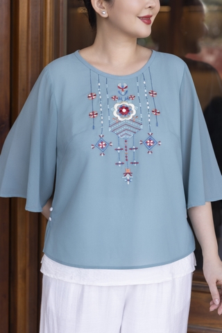 M COLLECTION | Áo Kiểu Nữ Trung Niên Tặng Mẹ Chất Vải Chiffon Thêu Hoa Cổ Tròn Tay Lỡ A13024LW01
