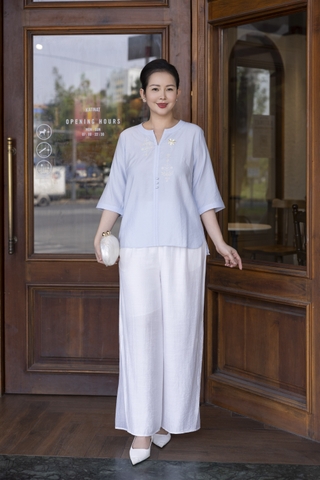 M COLLECTION | Áo Kiểu Nữ Trung Niên Tặng Mẹ Chất Vải Xô Tăm Thêu Hoa Đính Nút Tay Lỡ A12116LW01