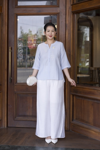 M COLLECTION | Áo Kiểu Nữ Trung Niên Tặng Mẹ Chất Vải Xô Tăm Thêu Hoa Đính Nút Tay Lỡ A12116LW01