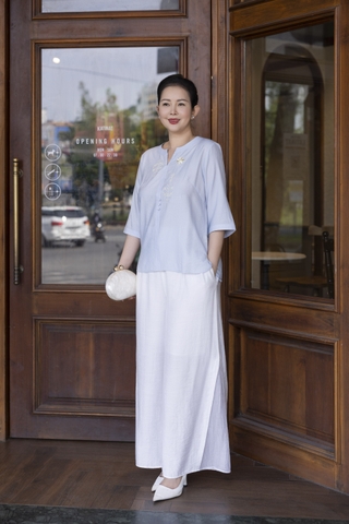 M COLLECTION | Áo Kiểu Nữ Trung Niên Tặng Mẹ Chất Vải Xô Tăm Thêu Hoa Đính Nút Tay Lỡ A12116LW01