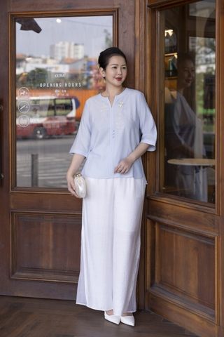 M COLLECTION | Áo Kiểu Nữ Trung Niên Tặng Mẹ Chất Vải Xô Tăm Thêu Hoa Đính Nút Tay Lỡ A12116LW01