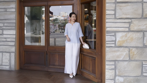 M COLLECTION | Áo Kiểu Nữ Trung Niên Tặng Mẹ Chất Vải Xô Tăm Thêu Hoa Đính Nút Tay Lỡ A12116LW01