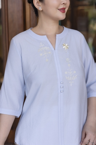 M COLLECTION | Áo Kiểu Nữ Trung Niên Tặng Mẹ Chất Vải Xô Tăm Thêu Hoa Đính Nút Tay Lỡ A12116LW01