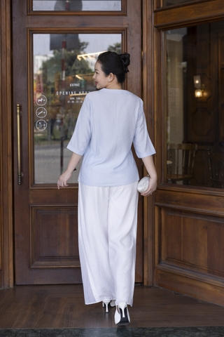 M COLLECTION | Áo Kiểu Nữ Trung Niên Tặng Mẹ Chất Vải Xô Tăm Thêu Hoa Đính Nút Tay Lỡ A12116LW01