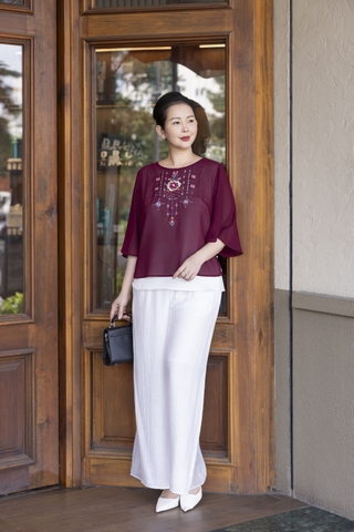 M COLLECTION | Áo Kiểu Nữ Trung Niên Tặng Mẹ Chất Vải Chiffon Thêu Hoa Cổ Tròn Tay Lỡ A13024LW01