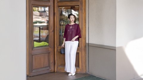 M COLLECTION | Áo Kiểu Nữ Trung Niên Tặng Mẹ Chất Vải Chiffon Thêu Hoa Cổ Tròn Tay Lỡ A13024LW01