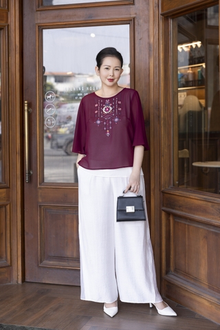 M COLLECTION | Áo Kiểu Nữ Trung Niên Tặng Mẹ Chất Vải Chiffon Thêu Hoa Cổ Tròn Tay Lỡ A13024LW01