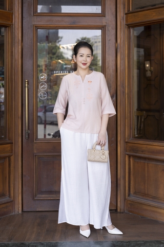 M COLLECTION | Áo Kiểu Nữ Trung Niên Tặng Mẹ Chất Vải Xô Tăm Thêu Hoa Đính Nút Tay Lỡ A12116LW01