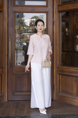 M COLLECTION | Áo Kiểu Nữ Trung Niên Tặng Mẹ Chất Vải Xô Tăm Thêu Hoa Đính Nút Tay Lỡ A12116LW01